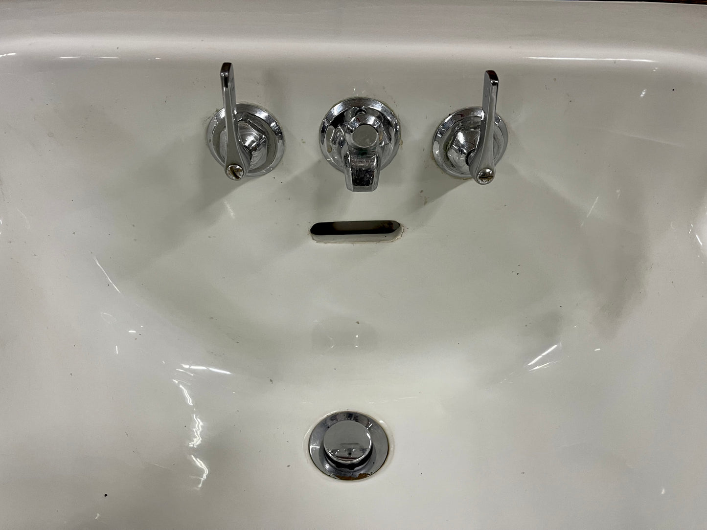 Kohler Wall Mount Sink w/Legs