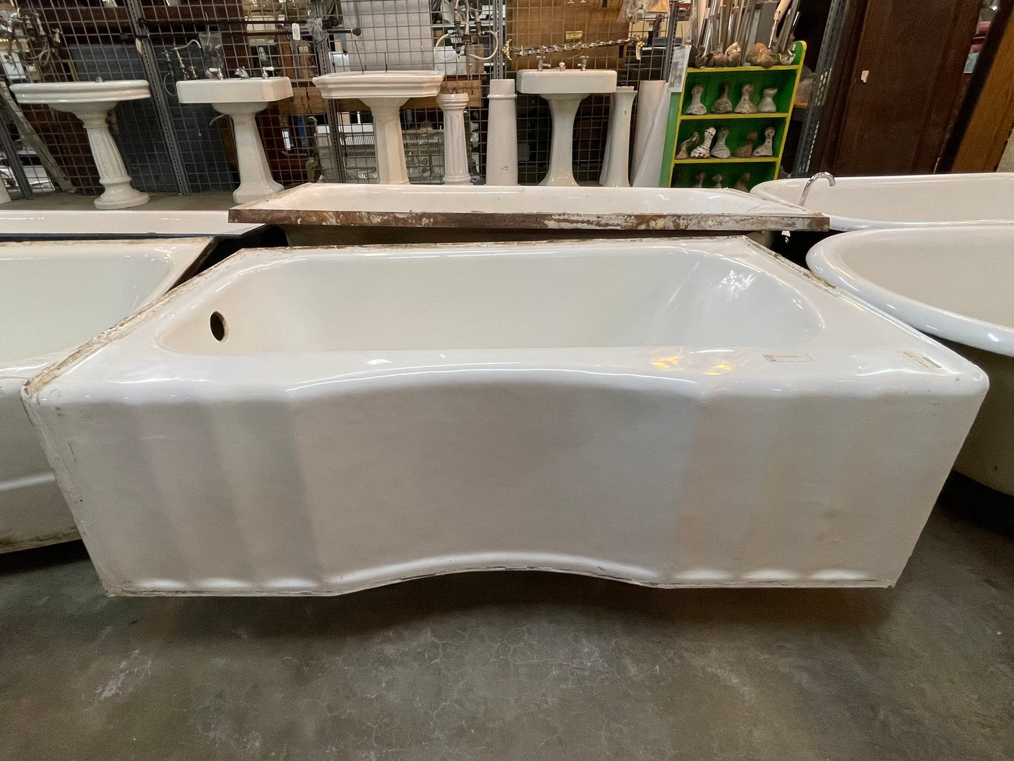 Cast Iron Scalloped Apron Bathtub