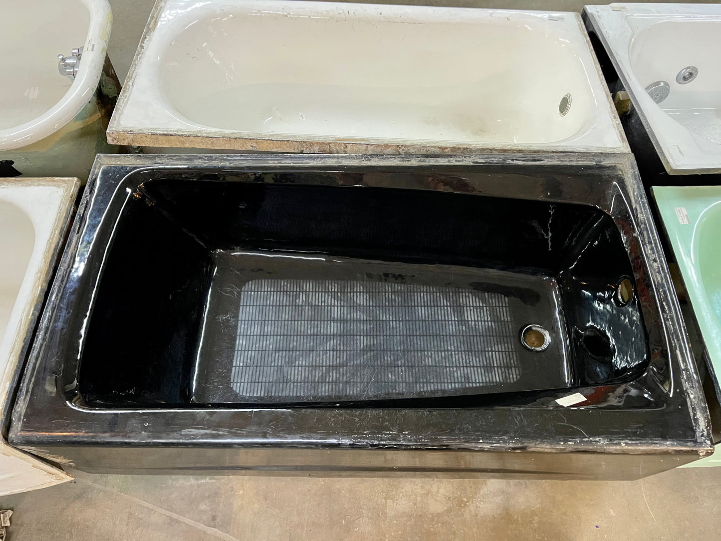 Black Apron Bathtub