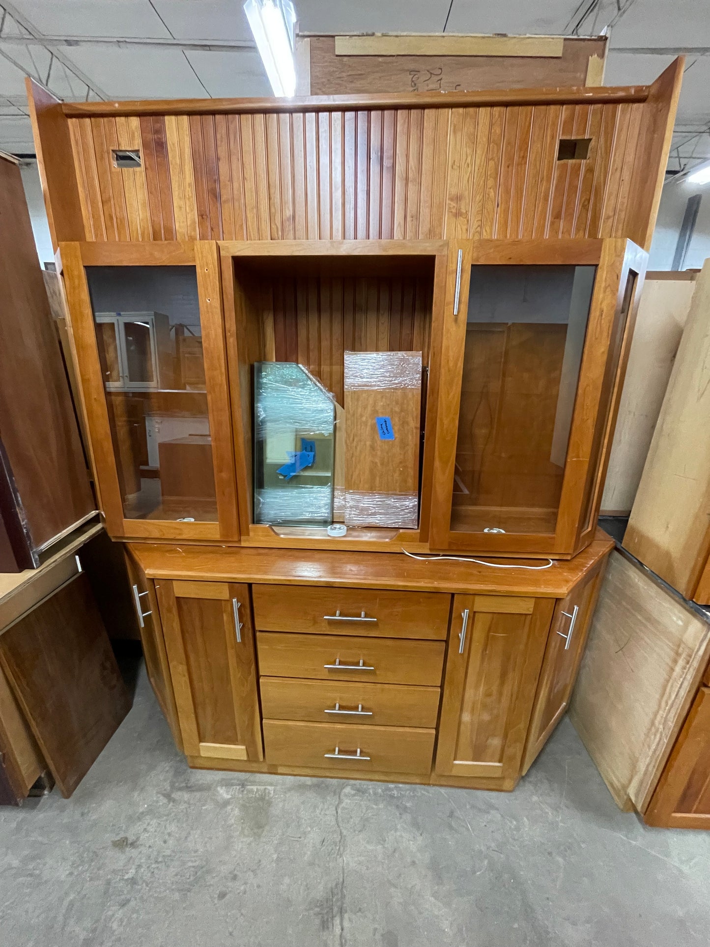 Hutch/ China Cabinet