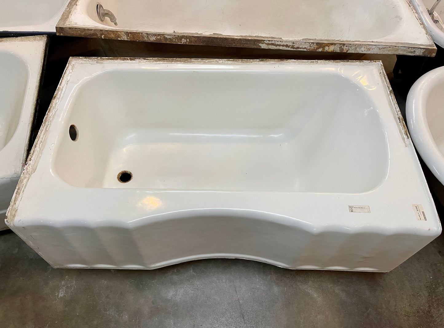 Cast Iron Scalloped Apron Bathtub